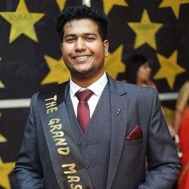 la imagen puede contener a un hombre de cabello negro ,vestido de traje y sonriendo.